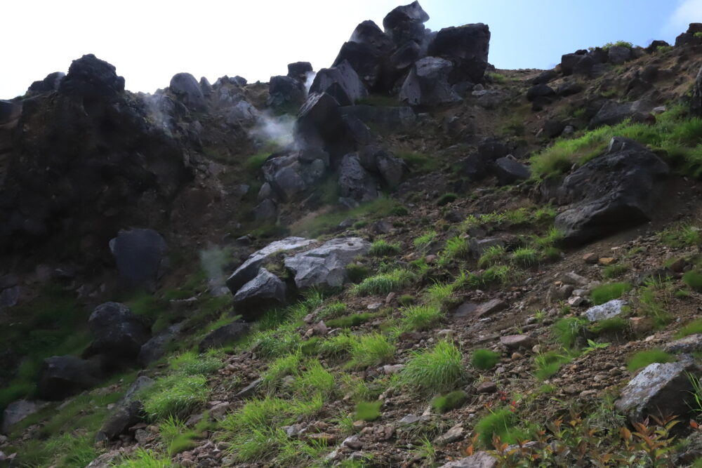 焼岳から噴出する水蒸気