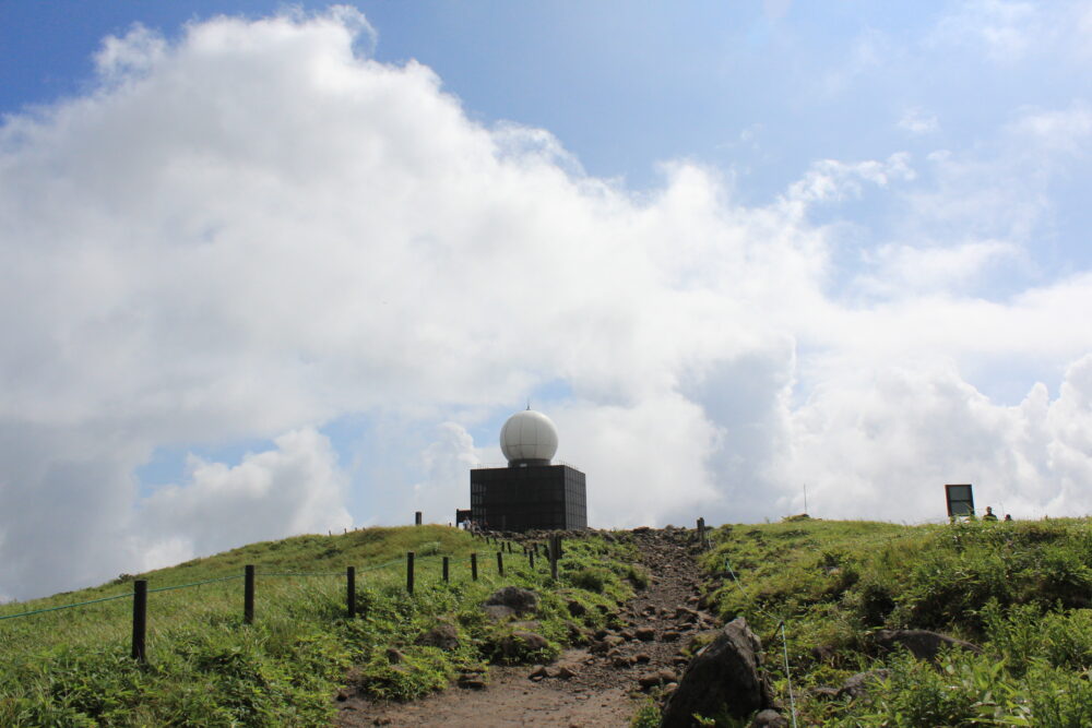 車山山頂のレーダー観測所